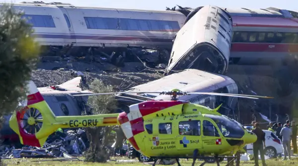 primele imagini de dupa accidentul feroviar tragic din spania sunt sute de victime dupa ce doua trenuri de calatori s au ciocnit