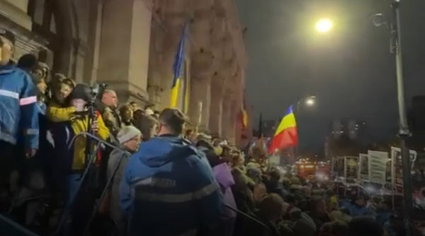 Susținătorii lui Călin Georgescu au luat cu asalt Curtea de Apel. Jandarmii încearcă să-i calmeze