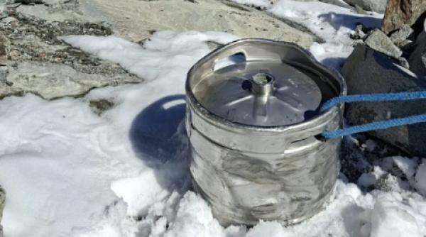Un butoi de bere pierdut în Alpi în anii '70 a fost găsit acum, când s-a topit ghețarul. Oamenii au băut-o: S-a păstrat perfect