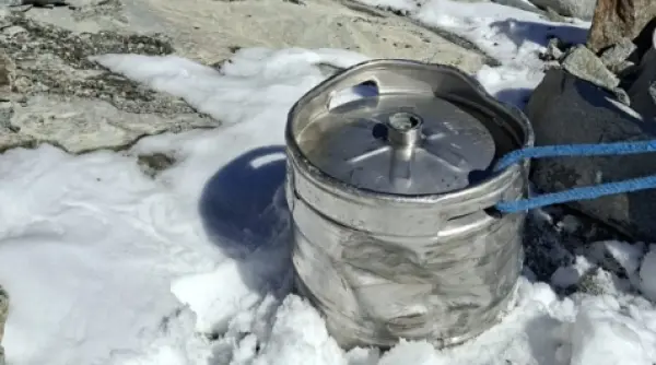 un butoi de bere pierdut in alpi in anii 70 a fost gasit acum cand s a topit ghetarul oamenii au baut o s a pastrat perfect
