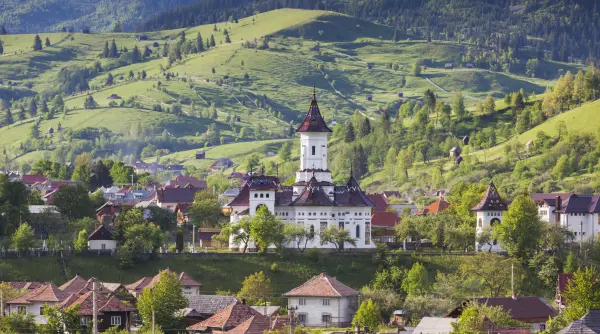 un preot din italia a venit cu un grup de enoriasi in romania ca sa vada cum arata tara de unde vin badantele lor
