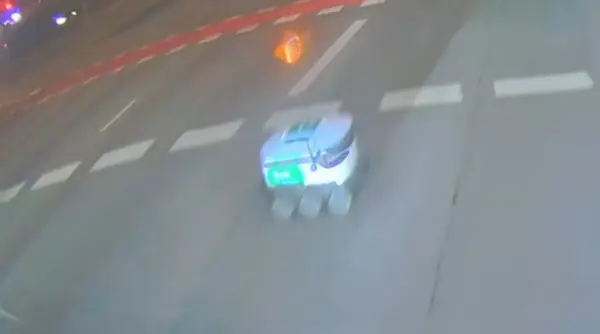 un robot de livrari din estonia a provocat un accident cu un autobuz si a fugit de la locul faptei