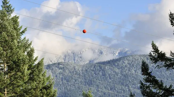 ce sunt sferele rosii pe liniile de inalta tensiune