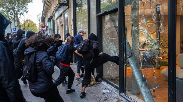 Comercianţii francezi au cerut să deschidă și duminică magazinele, ca să recupereze pierderile după distrugeri. Ce răspuns au primit
