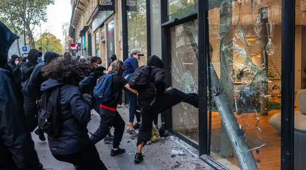 comerciantii francezi au cerut sa deschida si duminica magazinele ca sa recupereze pierderile dupa distrugeri ce raspuns au primit