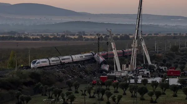 continuati va calatoria s au publicat inregistrarile ce au vorbit mecanicii de locomotiva cu centrul de control inainte de accident