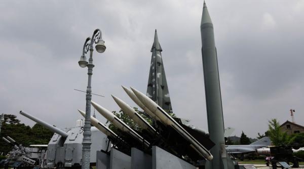 Coreea de Nord a lansat circa 10 rachete balistice către Marea Japoniei, în timp ce tensiunile cu Coreea de Sud se intensifică