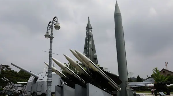 coreea de nord a lansat circa 10 rachete balistice catre marea japoniei in timp ce tensiunile cu coreea de sud se intensifica