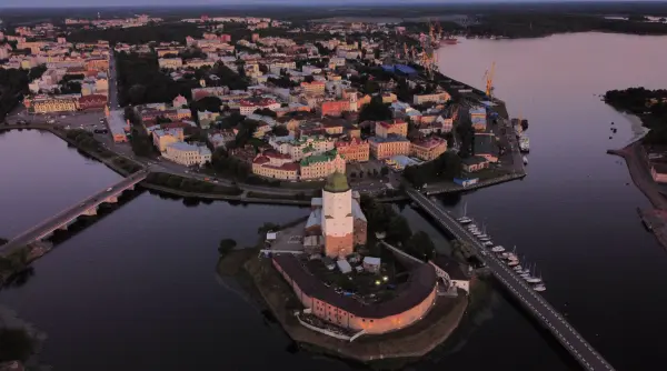 cu granitele catre europa inchise rusii isi fac vacantele in viborg orasul care le ofera iluzia ca sunt in occident
