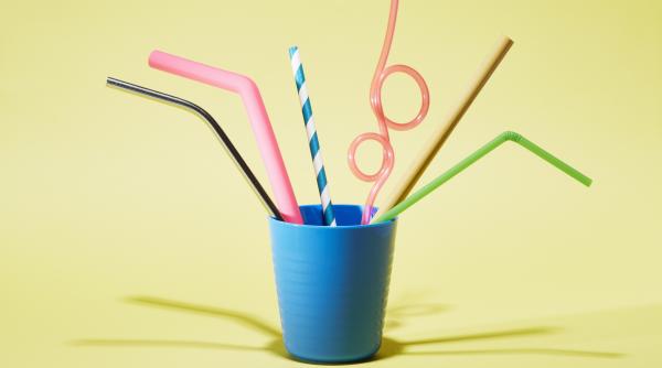 Ni s-a spus să renunțăm la paiele de plastic pentru a salva planeta. Acum s-a descoperit că cele de hârtie sunt și mai dăunătoare