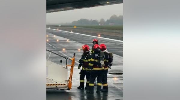 Pompierii ISU au simulat intervenţia pe pistă, după un accident de avion. Imagini de la exerciţiul tactic de pe aeroportul Otopeni