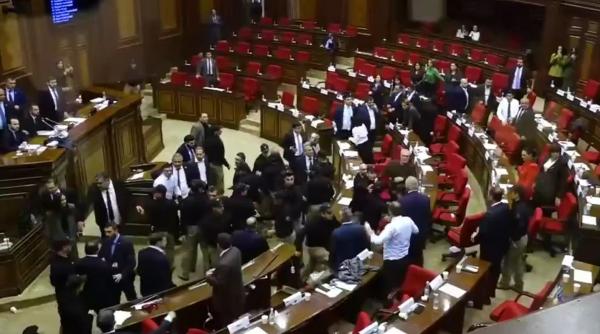 Puterea și opoziția s-au luat la bătaie în Parlamentul Armeniei. Luptele au continuat pe coridoare. De la ce a pornit totul