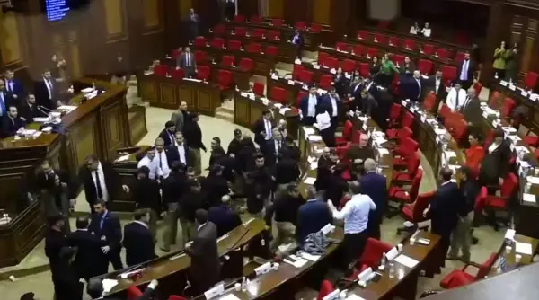 puterea si opozitia s au luat la bataie in parlamentul armeniei luptele au continuat pe coridoare de la ce a pornit totul