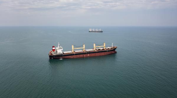Zeci de containere cu gaze inflamabile și alte substanțe periculoase plutesc în derivă în Marea Neagră, după scufundarea navei atacate 