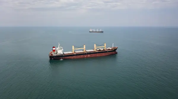 zeci de containere cu gaze inflamabile si alte substante periculoase plutesc in deriva in marea neagra dupa scufundarea navei atacate