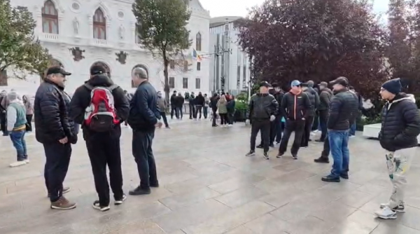 Angajații Liberty Galați protestează în fața Prefecturii. Nu au mai primit salarii din mai și intră în șomaj tehnic de la 1 noiembrie
