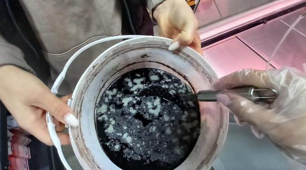 ANPC a dat amenzi de 1 milion de euro după controale la 1.600 de firme. Au găsit pene și puf pe carcase de pasăre sau ulei refolosit