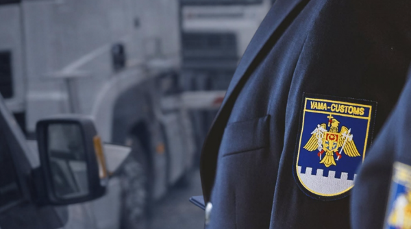 Cozi kilometrice de TIR-uri la frontiera dintre R. Moldova și România. Șoferii așteaptă zile în șir în camioane, în condiții inumane