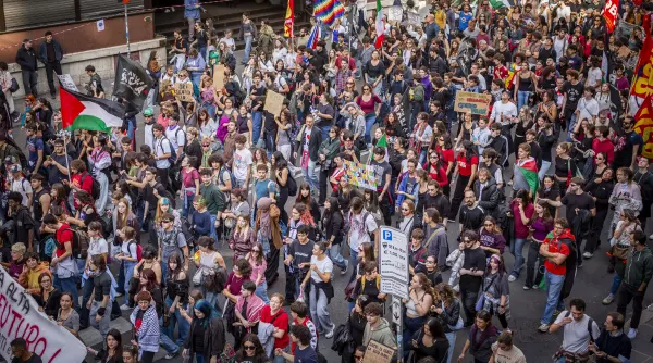 italia e zguduita de proteste 1 5 milioane de oameni au intrat in greva generala peste 200 000 au iesit in strada in 60 de orase