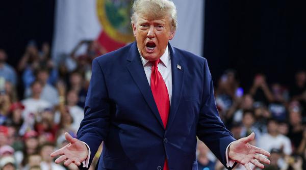 Trump își schimbă strategia cu 4 zile înainte de alegeri. Își anulează mitingurile și insultă un reporter: "Arăți ca dracu'"