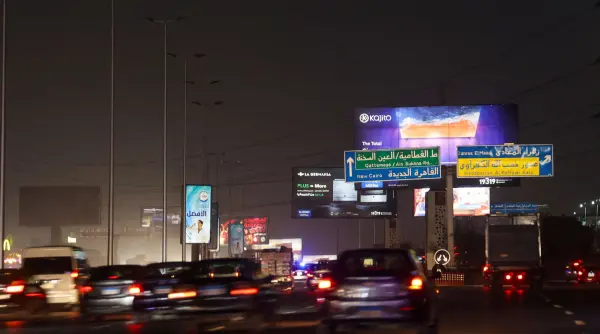 un panou publicitar de pe cea mai mare autostrada din egipt a fost spart de hackeri au rulat filme porno