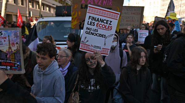 A fost Halloween cu gaze lacrimogene la Paris. Aproape 320.000 de oameni au protestat în toată țara, 70.000 de polițiști în stradă