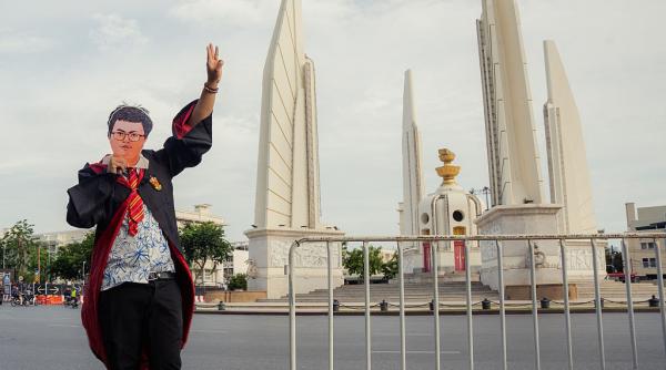 Avocatul thailandez care a criticat monarhia îmbrăcat în Harry Potter are atâtea condamnări, că trebuie să stea 34 de ani în închisoare