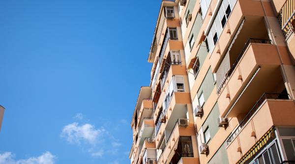 Ce se întâmplă cu balcoanele închise fără autorizație. Ministrul Dezvoltării anunță că va cere modificarea legii
