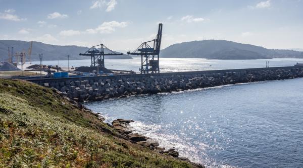 Chinezii construiesc o fabrică lângă o bază navală spaniolă. Madridul se teme de spionaj, localnicii vor locuri de muncă