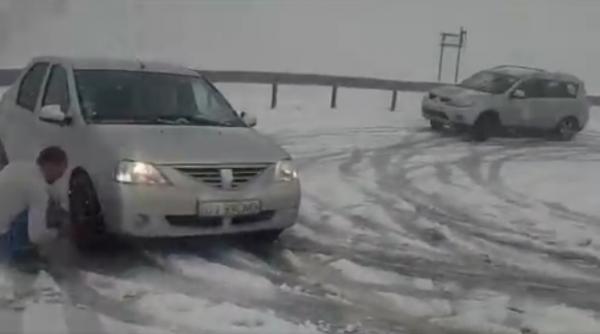 Ninge abundent pe Transalpina. Drumul a fost închis, un utilaj verifică dacă sunt mașini blocate. Avertisment de la Salvamont