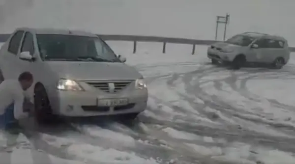 ninge abundent pe transalpina drumul a fost inchis un utilaj verifica daca sunt masini blocate avertisment de la salvamont