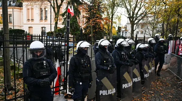 un barbat cu un cutit si un pistol a fost retinut la protestul de la tribunalul constitutional din varsovia