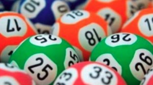 Doi pensionari au câștigat o sumă uriașă la loto, după ce și-au dat seama de un calcul aritmetic simplu