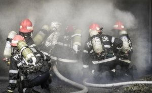 Incendiu puternic lângă un spital din Arad. Zeci de pacienți au fost evacuați