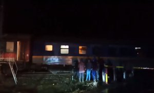Accident feroviar în Bistrița-Năsăud. Un tren de călători a deraiat - VIDEO