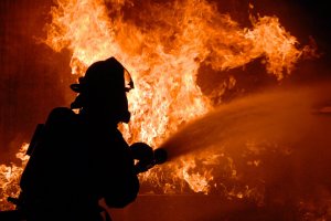 Incendiu puternic în județul Dâmbovița. Ard peste 10 hectare de vegetație