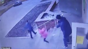 Un tată a fost filmat în timp ce-și arunca fetița pe scări: 