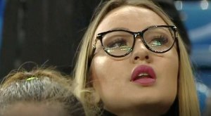  Se uita la meciul Universitatea Craiova-CFR Cluj din această seară, când a zărit o femeie la televizor. A crezut că nu vede bine. Cum să faci așa ceva în direct?