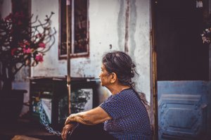 Caz revoltător în Târgu Jiu! O bătrână, surprinsă la geam spunându-le trecătorilor că îi este foame. Fiica și nepoata o țin închisă și nemâncată zile întregi