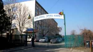 Profesoara înjunghiată la liceul din Ploiești de un fost elev a fost găsită chiar ea vinovată, alături de paznicul instituției. Explicațiile halucinante ale Comisiei de anchetă internă
