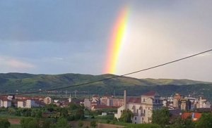 Fenomen inedit la Alba Iulia. Curcubeu spectaculos format după o ploaie pe cerul oraşului