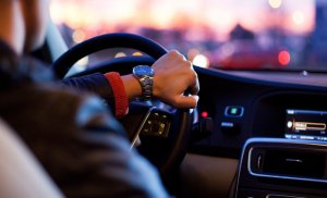 Un tânăr din Cluj a furat o mașină cu proprietarul la volan. Cum a reușit