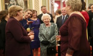 Poza de grup de la recepția oferită de Regina Elisabeta a II-a. Unde e așezat președintele Klaus Iohannis