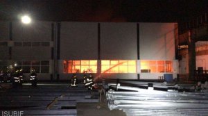 Incendiul de la Fabrica de Electromontaj din București a fost stins. Anunț meteorologilor despre norul de fum