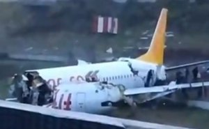 Accident aviatic în Turcia: Un avion s-a rupt în bucăți pe pista aeroportului. Zeci de persoane sunt rănite (VIDEO)