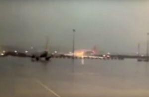 Imagini cu momentul în care avionul prăbușit în Turcia se rupe în trei. Trei pasageri au murit la spital, alți 179 sunt răniți