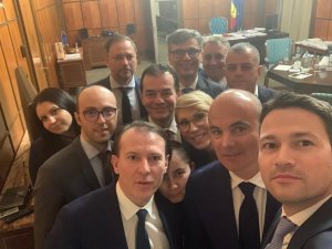 Raluca Turcan, selfie cu premierul demis și premierul desemnat: Guvernul liberal merge mai departe
