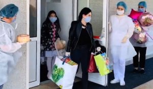 O fetiță ieșită din carantină de ziua ei, așteptată cu tort și baloane de asistentele de la Sanatoriul Techirghiol