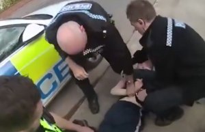 Un tânăr britanic a tușit și scuipat un polițist: 'Am coronavirus și acum o să ai și tu. Sper ca tu și familia ta să muriți'