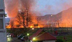 Incendiu puternic pe o stradă din Râmnicu Vâlcea